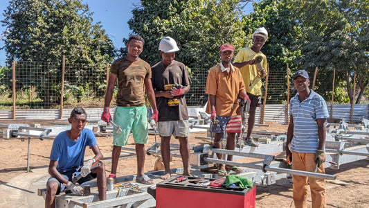Montage du premier torréfacteur solaire de Sunshine chocolats à Ambanja Madagascar