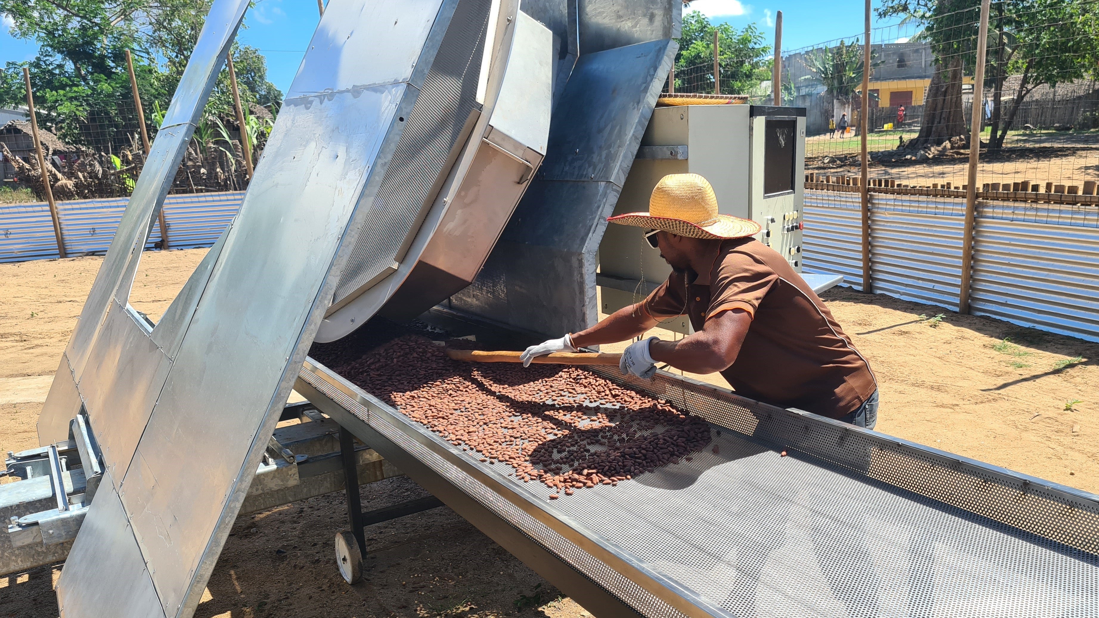 premiers tests de notre torréfaction solaire à madagascar